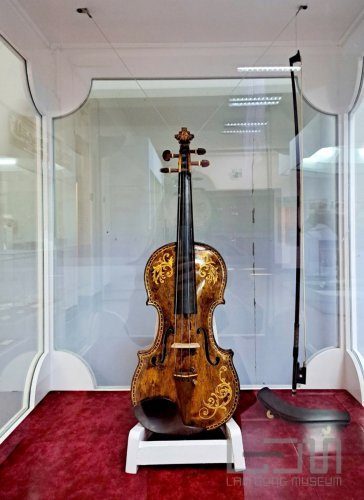 Trưng bày đàn violin bằng sứ độc bản tại Bảo tàng tỉnh Lâm Đồng