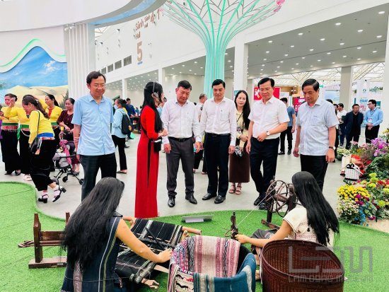 Lãnh đạo tỉnh Lâm Đồng tham quan không gian trưng bày “Lâm Đồng - Hội tụ và tỏa sáng”, trong Triển lãm quốc gia tại Hà Nội