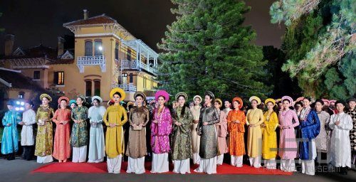 Triển lãm tranh và trình diễn thời trang “Hoài niệm Trăm năm” tại Cung Nam Phương Hoàng hậu