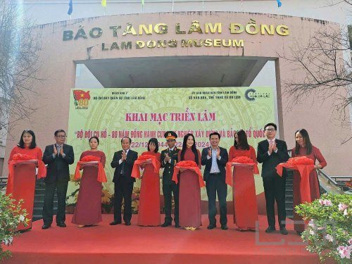 Khai mạc Triển lãm “Bộ đội Cụ Hồ - 80 năm đồng hành cùng sự nghiệp xây dựng và bảo vệ Tổ quốc” và “Rực rỡ sắc màu hoa Đà Lạt”