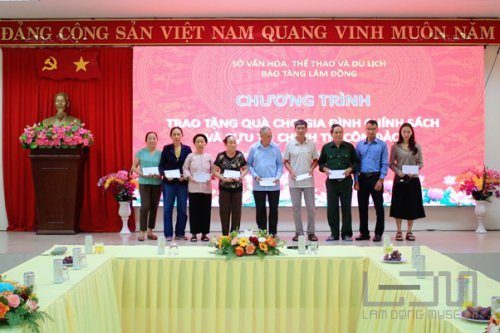 Bảo tàng Lâm Đồng tổ chức thăm hỏi, tặng quà các gia đình chính sách và cựu tù chính trị tại huyện Côn Đảo, tỉnh Bà Rịa - Vũng Tàu