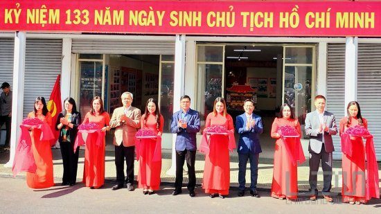 Triển lãm “Hồ Chí Minh sống mãi với non sông Việt Nam”
