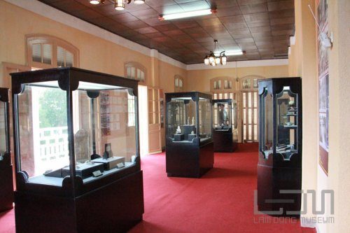 Trưng bày sưu tập hiện vật cung đình triều Nguyễn