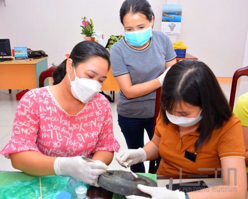 Bảo quản hiện vật kim loại tại di chỉ mộ táng Tà Lú, xã Phan Sơn, tỉnh Lâm Đồng