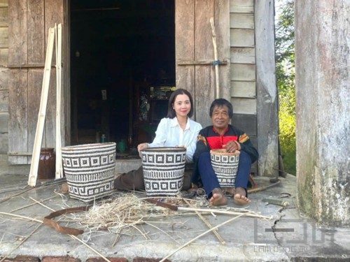 Cụ ông người M’Nông và ngọn lửa đam mê nghề đan lát