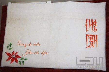 Xúc động những kỷ vật của các chiến sỹ cách mạng bị địch bắt tù đày