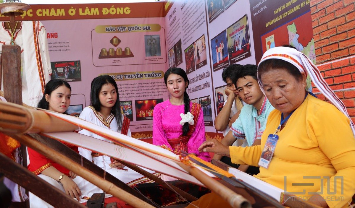 Hoa văn trên thổ cẩm của người Chăm tỉnh Lâm Đồng